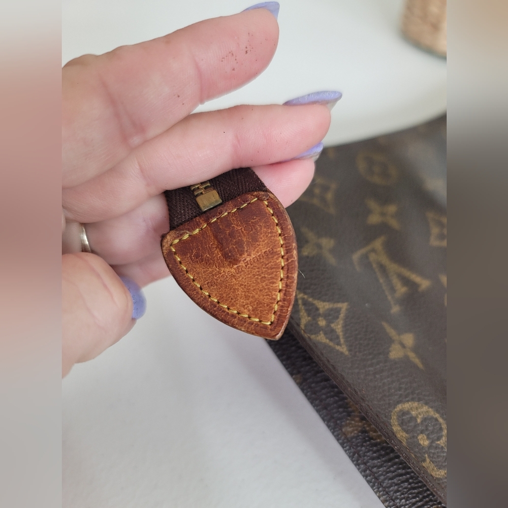 Louis Vuitton Monogram Large Pouch - Picture 2 of 8